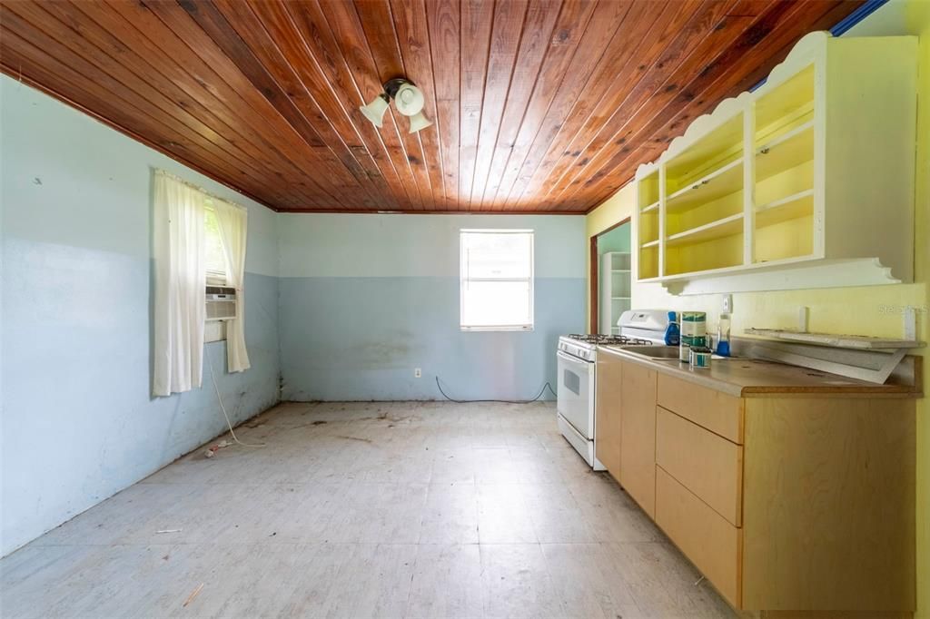 Activo con contrato: $165,000 (2 camas, 2 baños, 1354 Pies cuadrados)