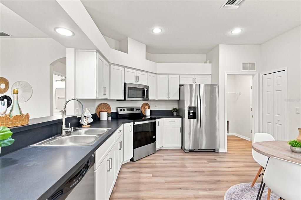 For Sale: $299,900 (3 beds, 2 baths, 1471 Square Feet)