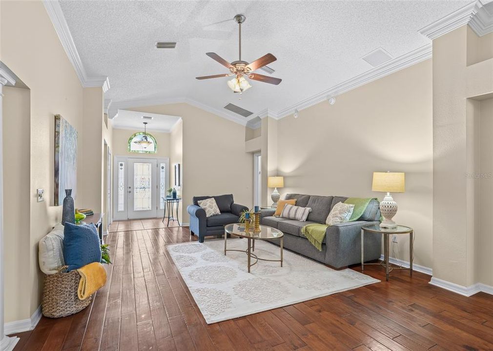 For Sale: $400,000 (3 beds, 2 baths, 1761 Square Feet)