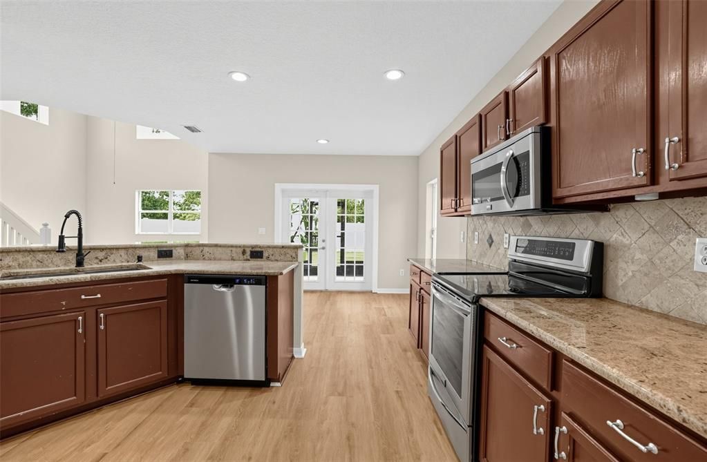 For Sale: $314,900 (4 beds, 2 baths, 1979 Square Feet)