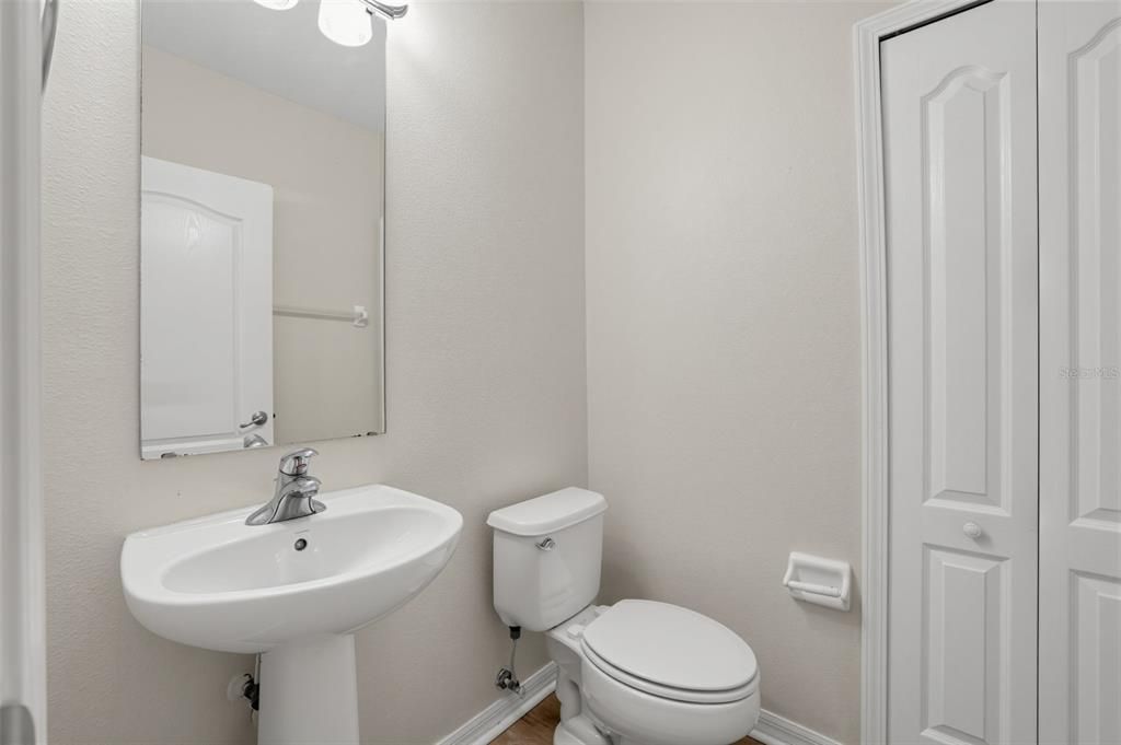 For Sale: $314,900 (4 beds, 2 baths, 1979 Square Feet)