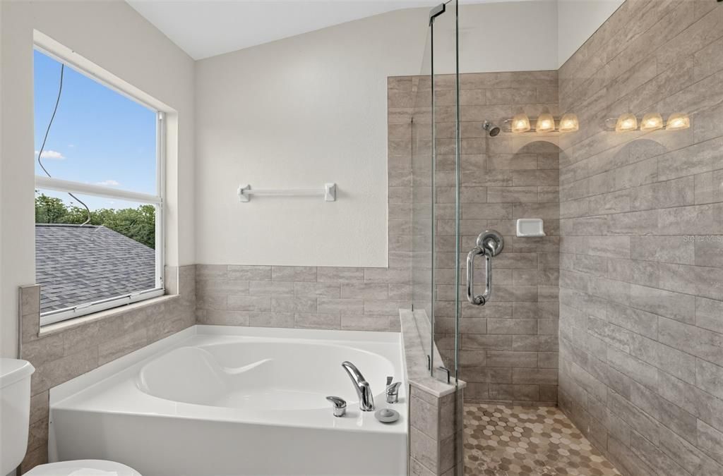 For Sale: $314,900 (4 beds, 2 baths, 1979 Square Feet)