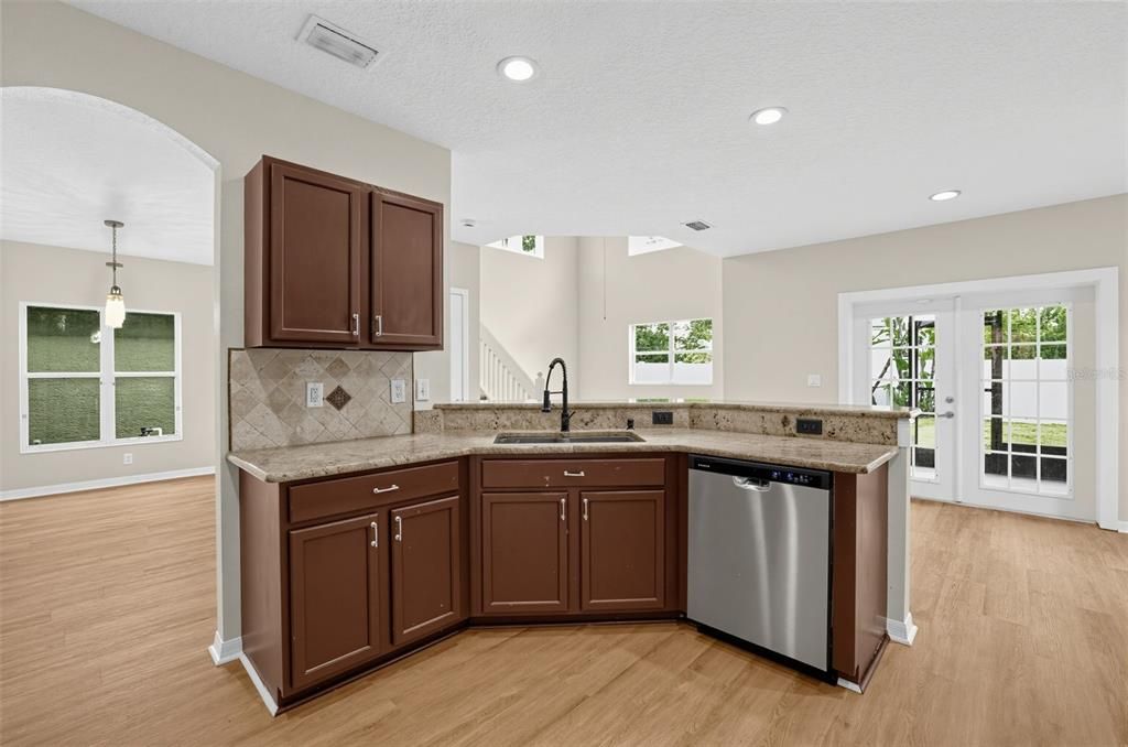 For Sale: $314,900 (4 beds, 2 baths, 1979 Square Feet)