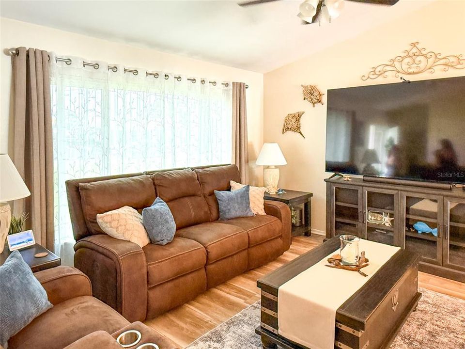 For Sale: $374,900 (3 beds, 2 baths, 1490 Square Feet)