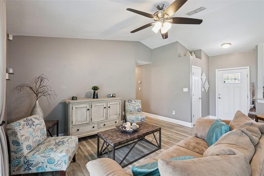 For Sale: $359,900 (4 beds, 2 baths, 1359 Square Feet)