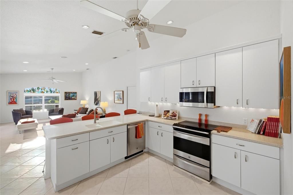 En Venta: $859,000 (3 camas, 2 baños, 2200 Pies cuadrados)