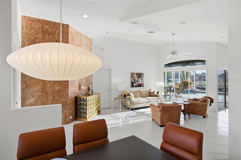 En Venta: $859,000 (3 camas, 2 baños, 2200 Pies cuadrados)