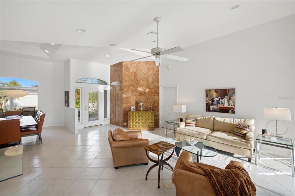 En Venta: $859,000 (3 camas, 2 baños, 2200 Pies cuadrados)
