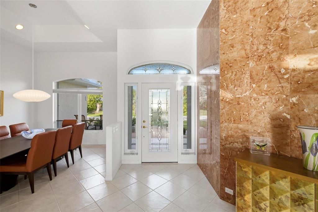 En Venta: $859,000 (3 camas, 2 baños, 2200 Pies cuadrados)