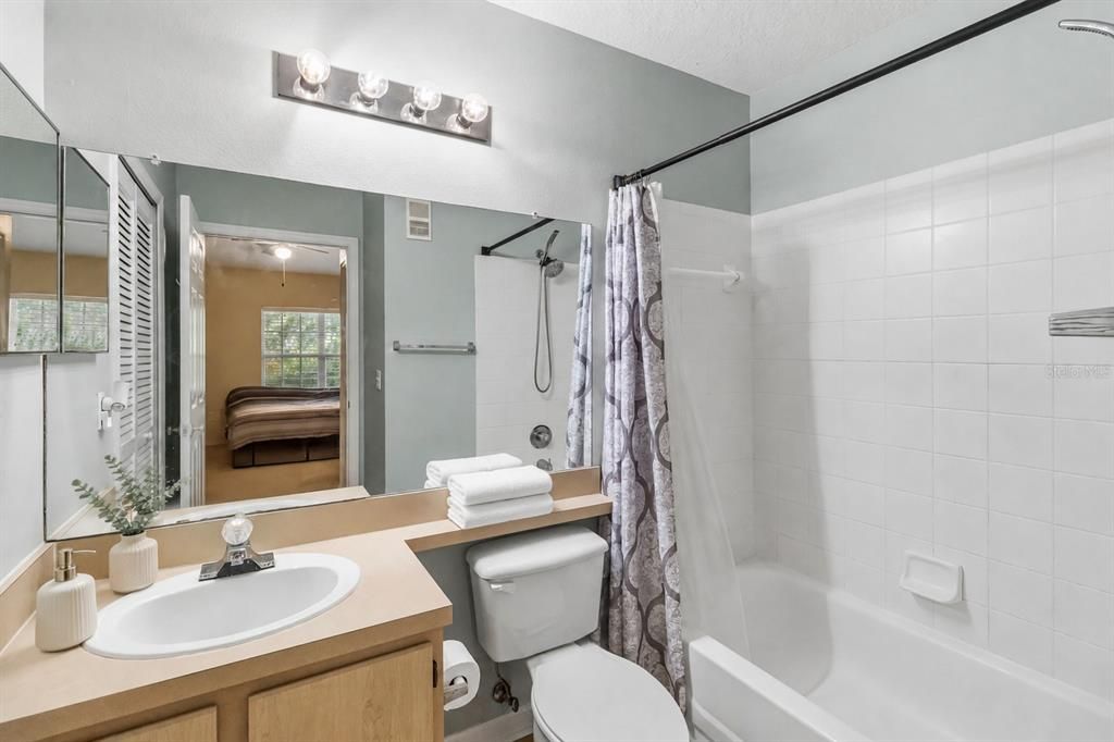 For Sale: $165,000 (2 beds, 2 baths, 1042 Square Feet)