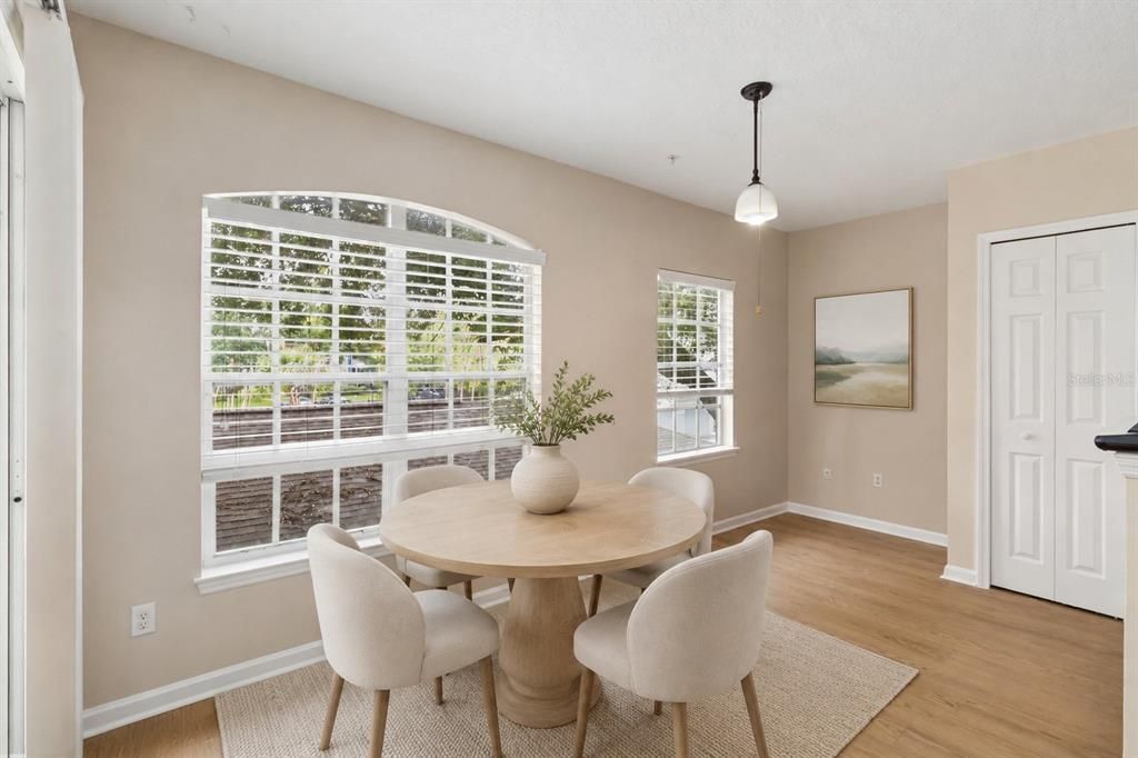 For Sale: $165,000 (2 beds, 2 baths, 1042 Square Feet)