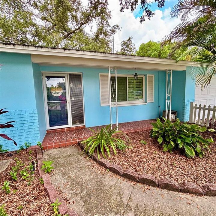 For Rent: $2,700 (2 beds, 2 baths, 880 Square Feet)