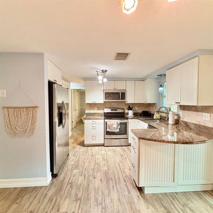 For Rent: $2,700 (2 beds, 2 baths, 880 Square Feet)