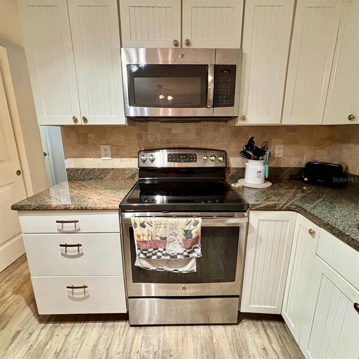 For Rent: $2,700 (2 beds, 2 baths, 880 Square Feet)