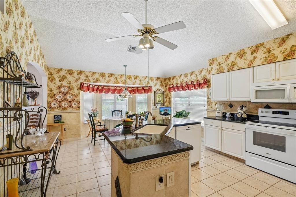 На продажу: $325,000 (2 спален, 2 ванн, 1732 Квадратных фут)