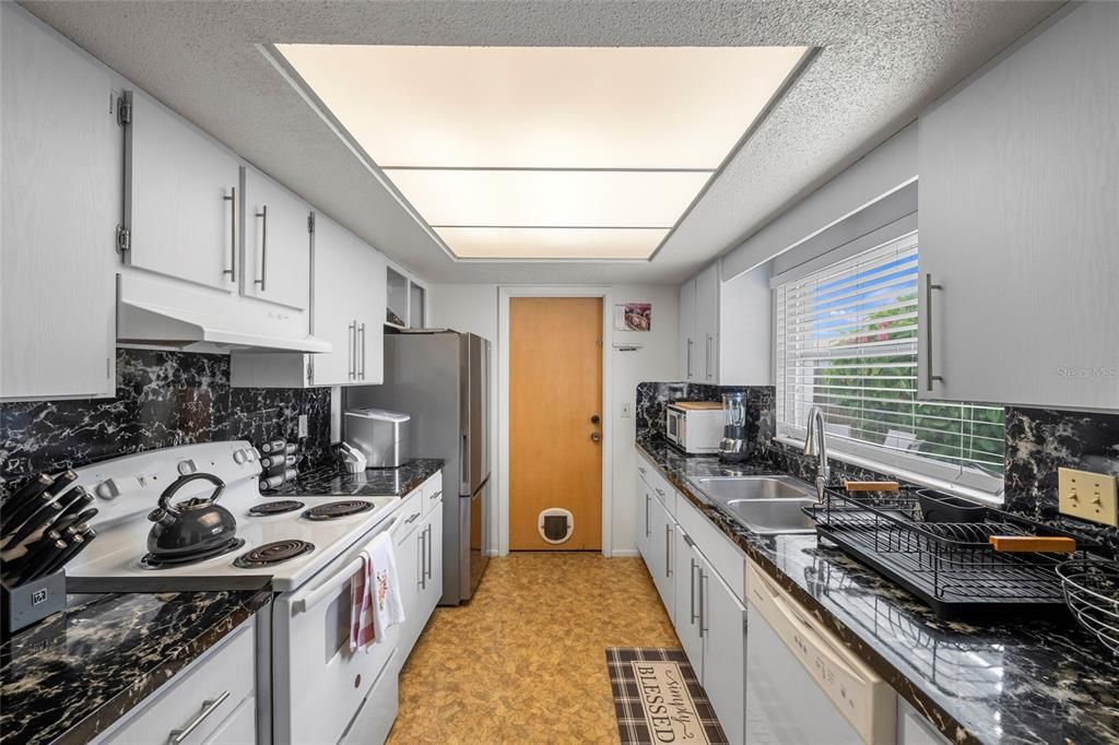 На продажу: $360,000 (2 спален, 2 ванн, 1165 Квадратных фут)