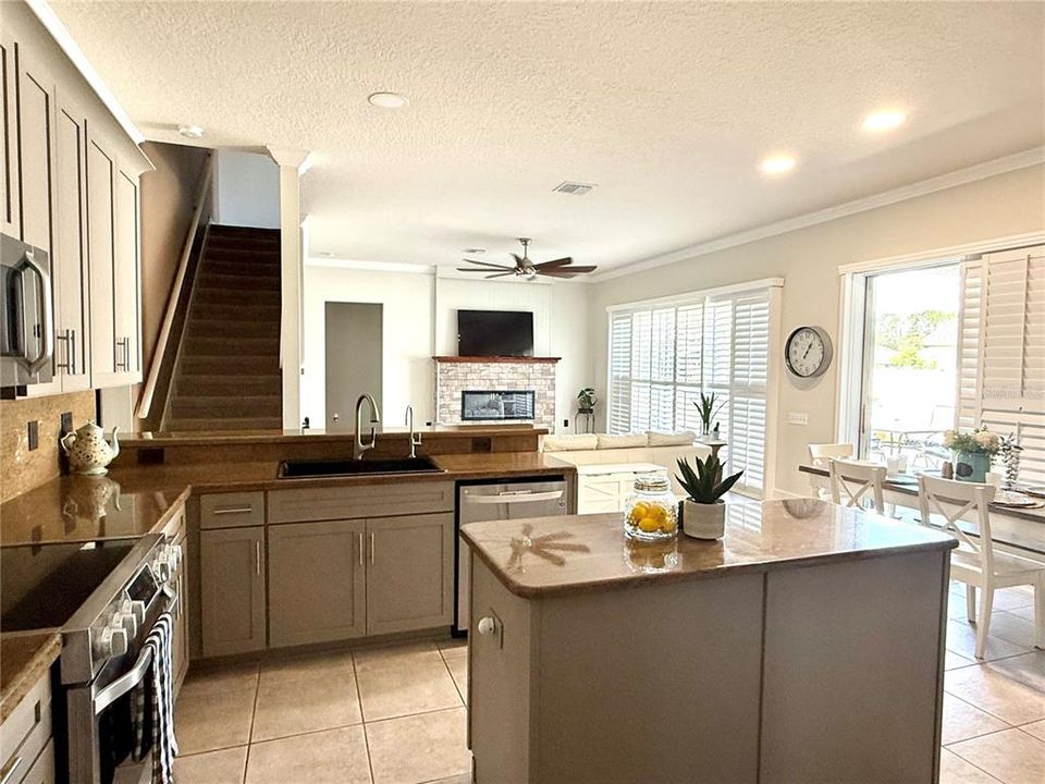En Venta: $633,000 (4 camas, 3 baños, 3033 Pies cuadrados)