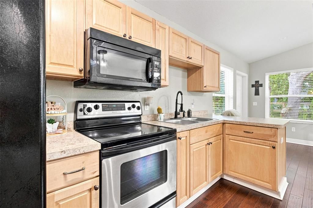 For Sale: $179,900 (2 beds, 1 baths, 712 Square Feet)