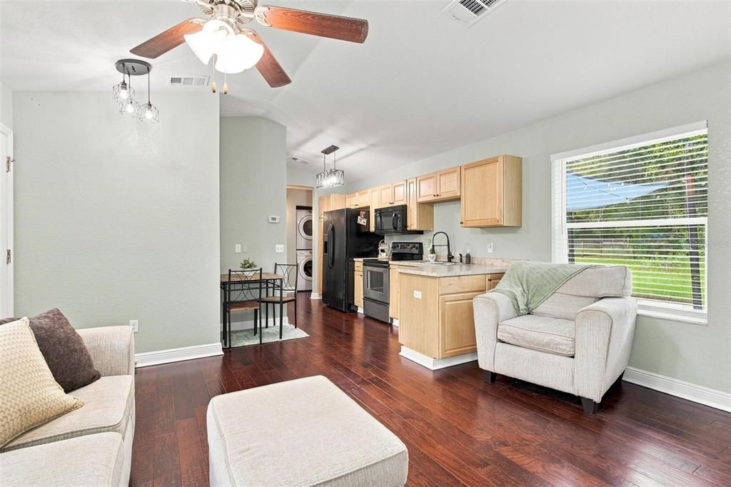 For Sale: $179,900 (2 beds, 1 baths, 712 Square Feet)