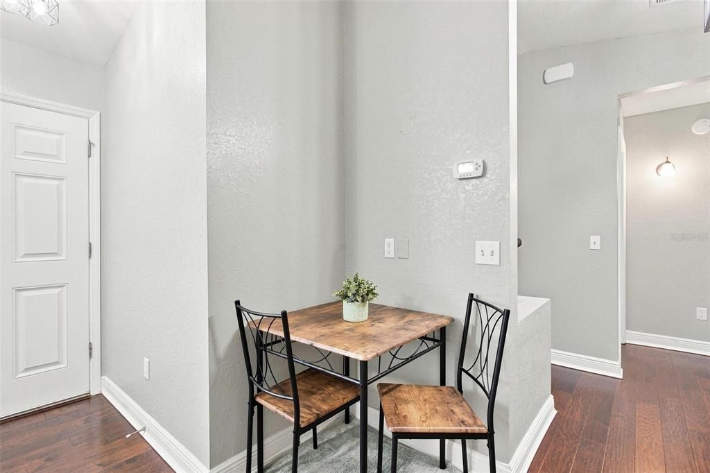 For Sale: $179,900 (2 beds, 1 baths, 712 Square Feet)