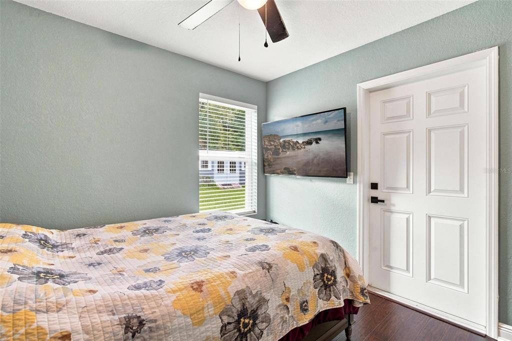 For Sale: $179,900 (2 beds, 1 baths, 712 Square Feet)