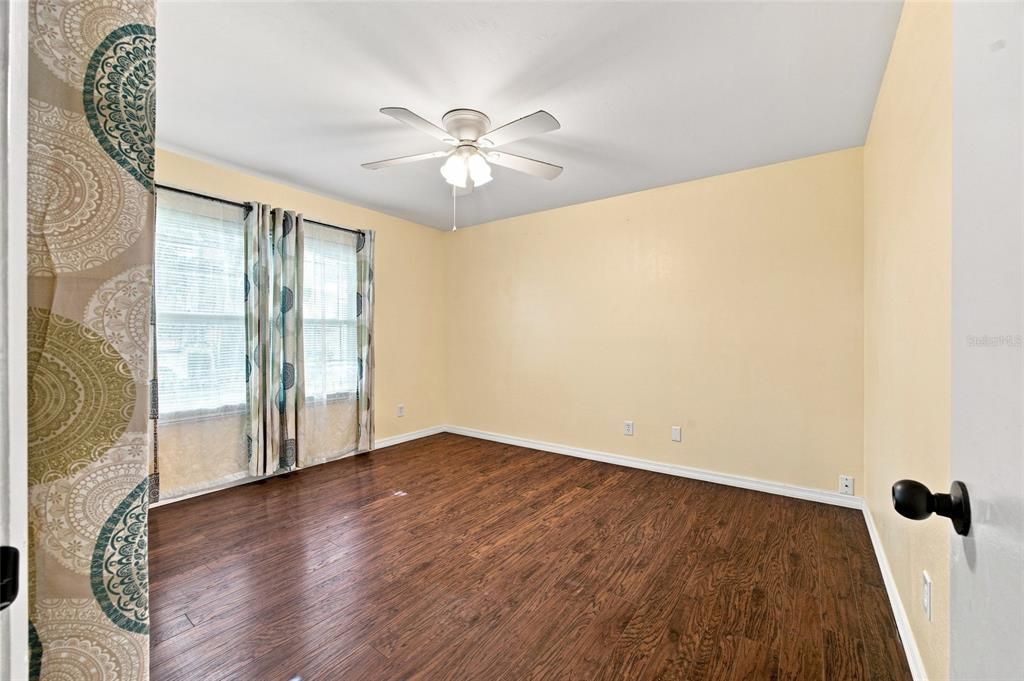На продажу: $189,900 (2 спален, 1 ванн, 864 Квадратных фут)
