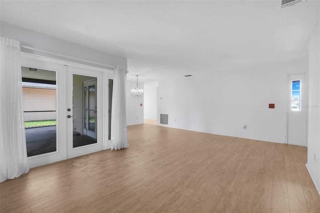 For Sale: $348,000 (2 beds, 2 baths, 1214 Square Feet)