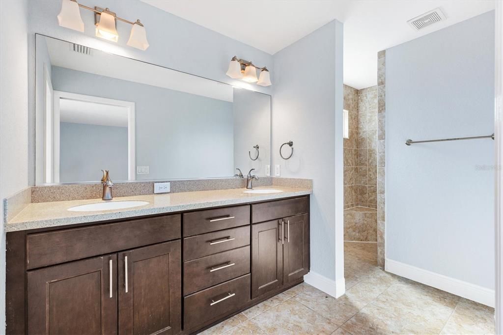 For Sale: $349,900 (4 beds, 2 baths, 2368 Square Feet)