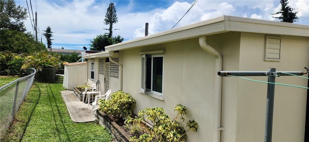 Active With Contract: $119,900 (2 beds, 2 baths, 811 Square Feet)