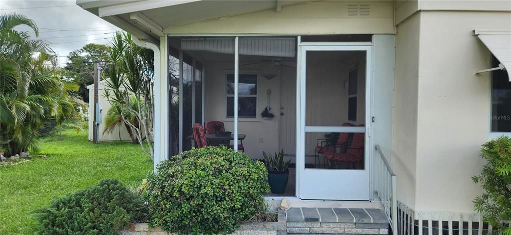 Active With Contract: $119,900 (2 beds, 2 baths, 811 Square Feet)