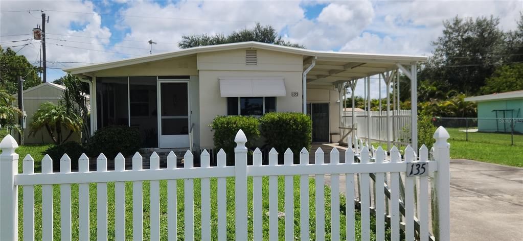 Active With Contract: $119,900 (2 beds, 2 baths, 811 Square Feet)