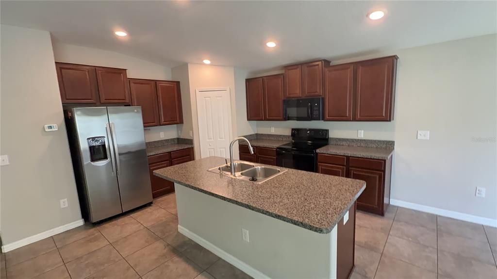 For Rent: $2,525 (4 beds, 2 baths, 1935 Square Feet)