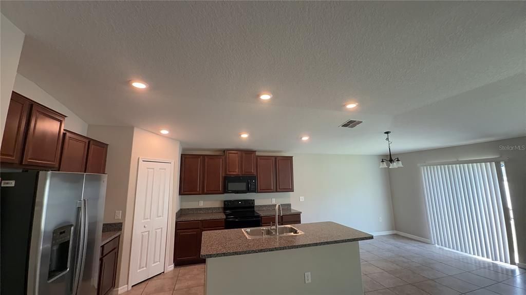 For Rent: $2,525 (4 beds, 2 baths, 1935 Square Feet)