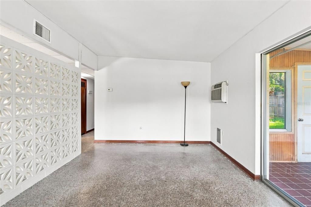 For Sale: $234,500 (2 beds, 1 baths, 936 Square Feet)