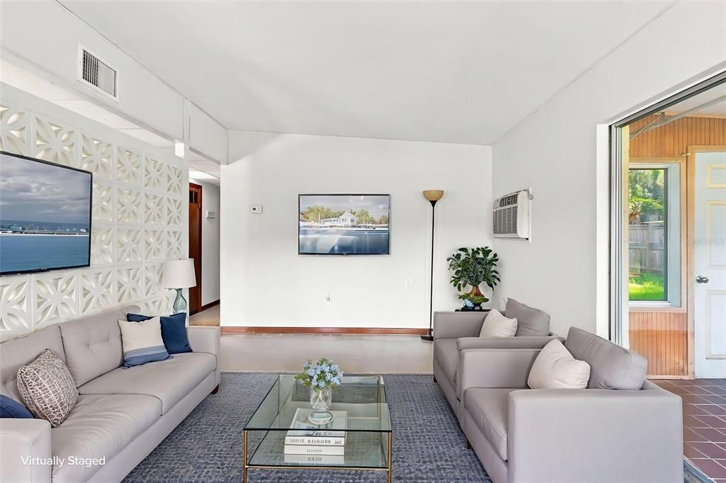 For Sale: $234,500 (2 beds, 1 baths, 936 Square Feet)
