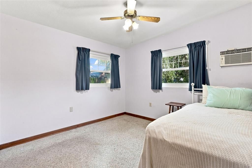 For Sale: $234,500 (2 beds, 1 baths, 936 Square Feet)