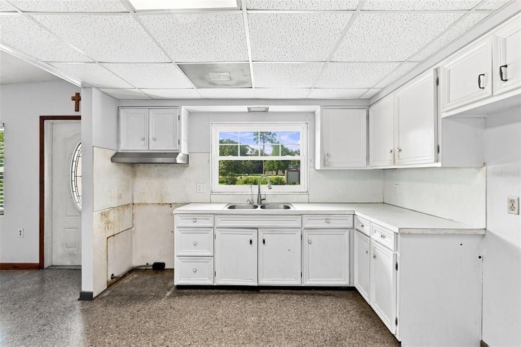 For Sale: $234,500 (2 beds, 1 baths, 936 Square Feet)