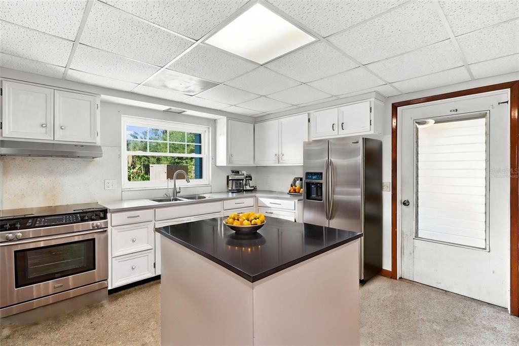 For Sale: $234,500 (2 beds, 1 baths, 936 Square Feet)