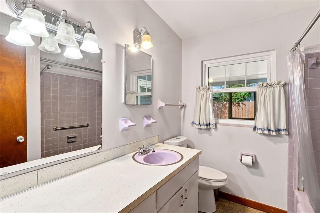 For Sale: $234,500 (2 beds, 1 baths, 936 Square Feet)