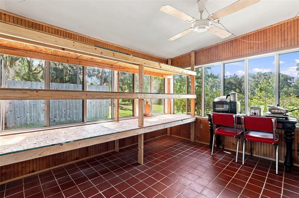 For Sale: $234,500 (2 beds, 1 baths, 936 Square Feet)
