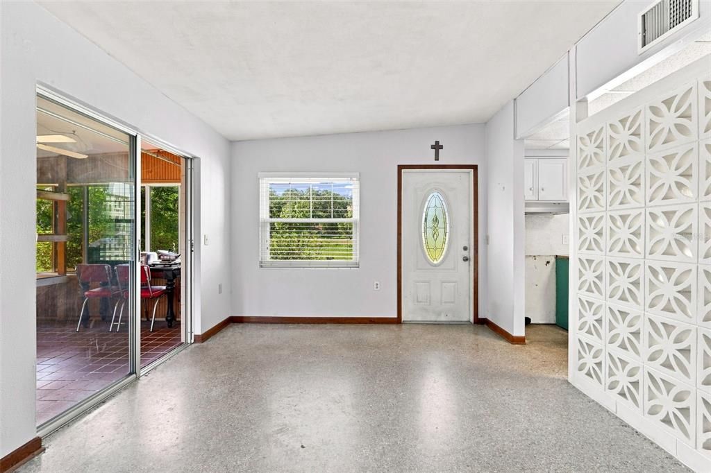For Sale: $234,500 (2 beds, 1 baths, 936 Square Feet)