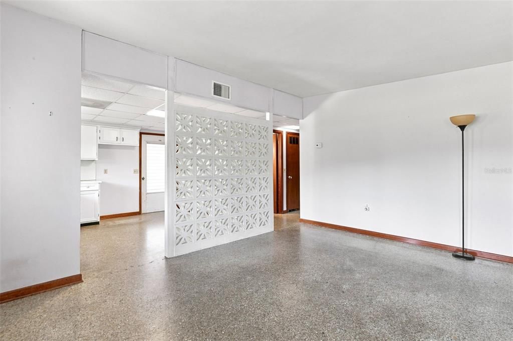 For Sale: $234,500 (2 beds, 1 baths, 936 Square Feet)