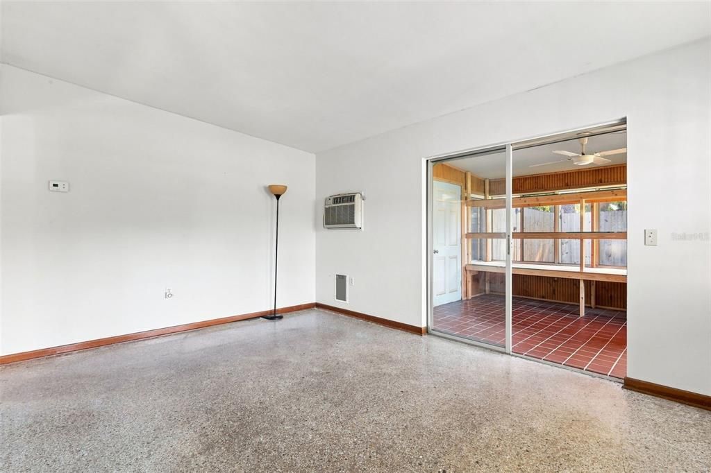For Sale: $234,500 (2 beds, 1 baths, 936 Square Feet)