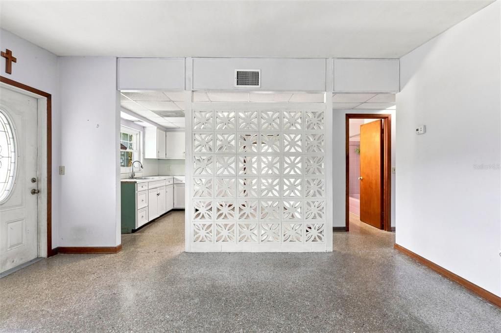 For Sale: $234,500 (2 beds, 1 baths, 936 Square Feet)