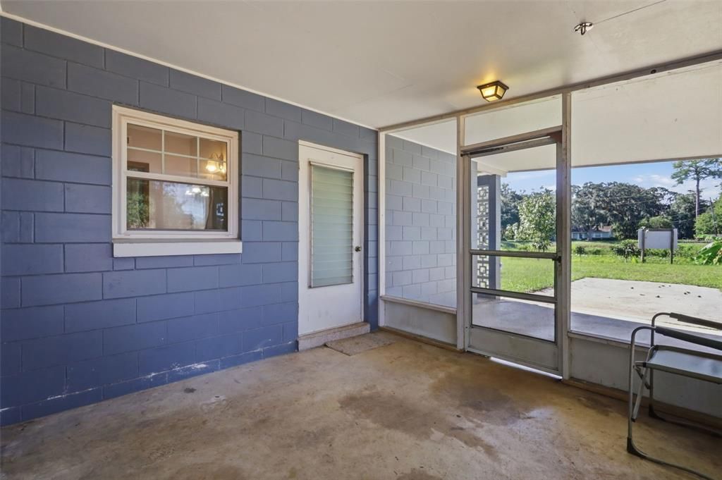 For Sale: $234,500 (2 beds, 1 baths, 936 Square Feet)
