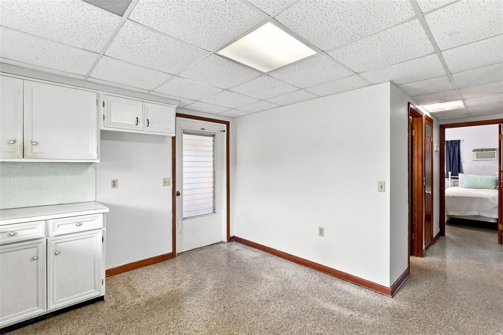 For Sale: $234,500 (2 beds, 1 baths, 936 Square Feet)