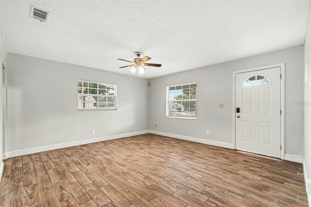 For Sale: $290,000 (2 beds, 1 baths, 1120 Square Feet)