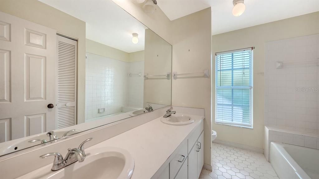 Active With Contract: $550,000 (3 beds, 2 baths, 2284 Square Feet)