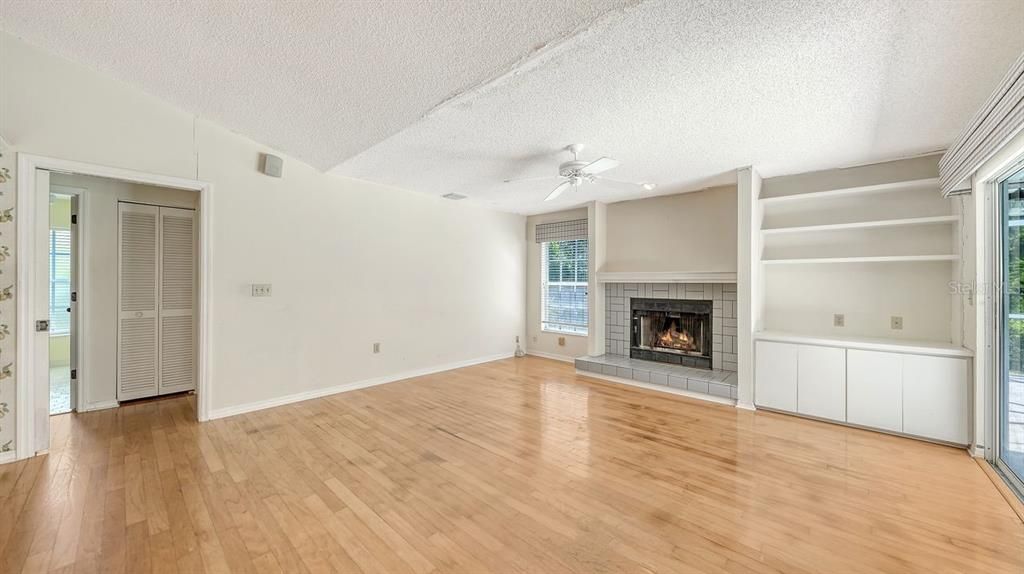 Active With Contract: $550,000 (3 beds, 2 baths, 2284 Square Feet)