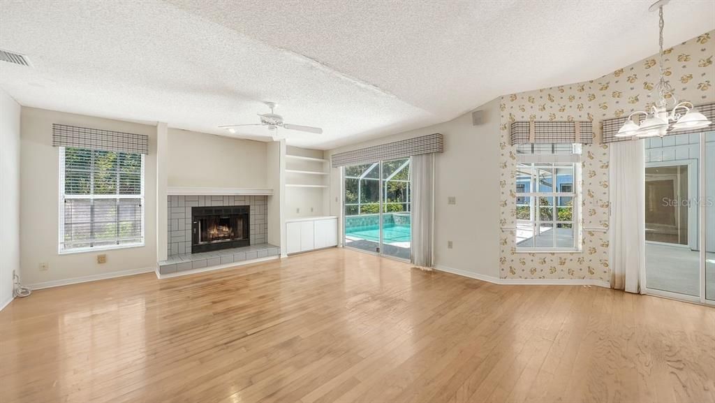 Active With Contract: $550,000 (3 beds, 2 baths, 2284 Square Feet)